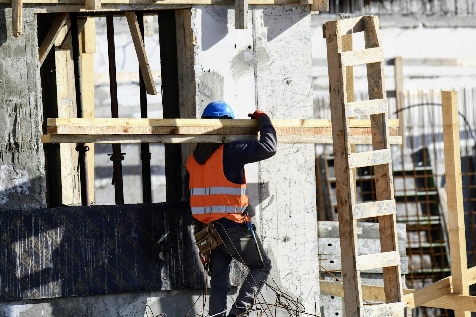 Heat, Storms and Hazards: How Contractors Insurance Can Cover You in Summer